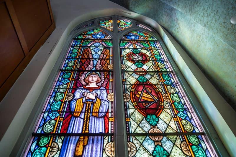 教堂唱诗班阁楼的彩色玻璃窗. 南本德的阿德伯特天主教堂.