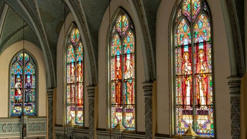 教堂的大彩色玻璃窗. 印第安纳州南本德的阿德伯特天主教堂.